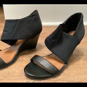 Black wedges